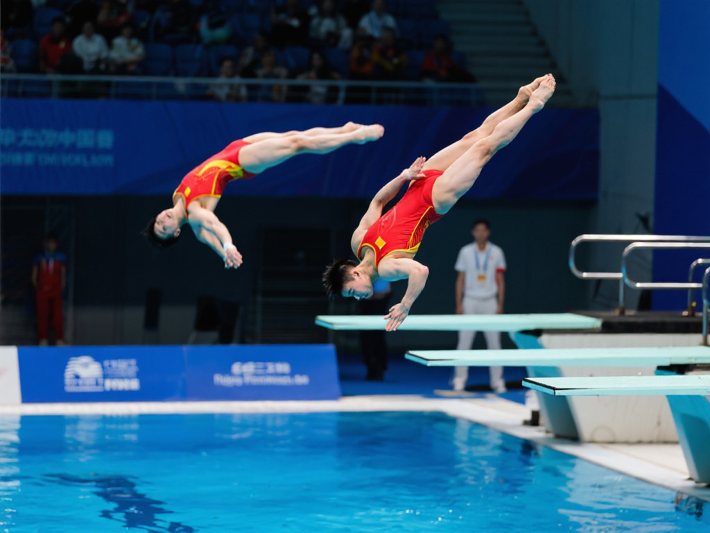 跳水世界杯巅峰对决:男子双人10米台终极之战 以中国队为例,他们在决赛中选择了多套高难